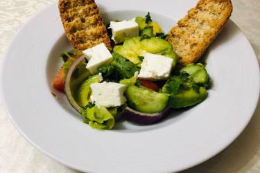 Σαλάτα με αβοκάντο ντομάτα και αγγουράκι
