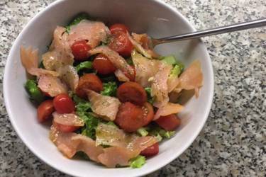 Σαλάτα με καπνιστό σολομό
