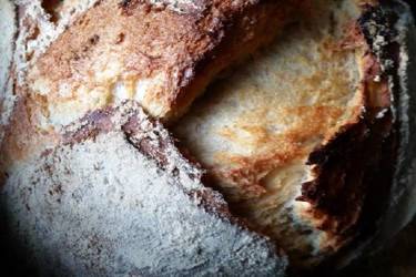 Τραγανό ψωμί στην κατσαρόλα χωρίς ζύμωμα
