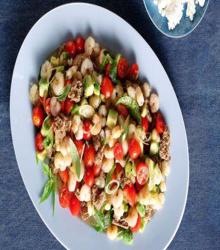 Σαλάτα με γαρίδες ντοματίνια βασιλικό και κρίθινο παξιμάδι