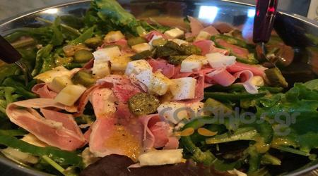Πράσινη σαλάτα με προσούτο και κασέρι