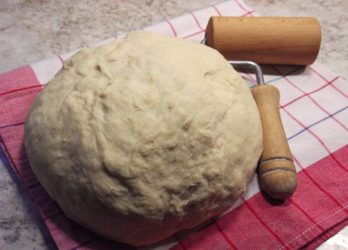 Τραγανή ζύμη πίτσας