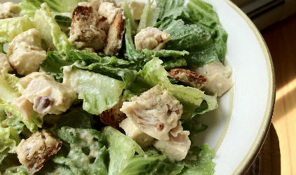 Σαλάτα με μαρούλι κοτόπουλο και κρουτόν