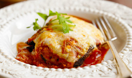 Μελιτζάνες με σάλτσα ντομάτας μοτσαρέλα και μυζήθρα