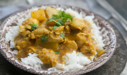 Κοτόπουλο με σως κάρυ και ρύζι