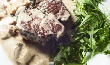 Μπριζόλα με μανιτάρια και κρέμα γάλακτος Ροδόπη