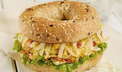 Σάντουιτς με αυγοσαλάτα και μοτσαρέλα