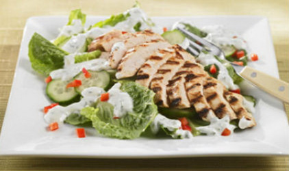 Σαλάτα με σως γιαουρτιού και κοτόπουλο