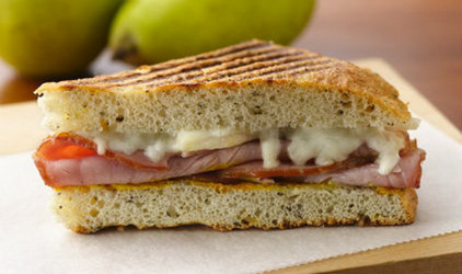 Σάντουιτς ντομάτα γαλοπούλα και τυρί