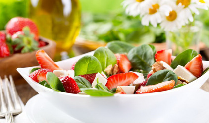 Πράσινη σαλάτα με dressing φράουλας και παξιμαδάκια Κυθήρων