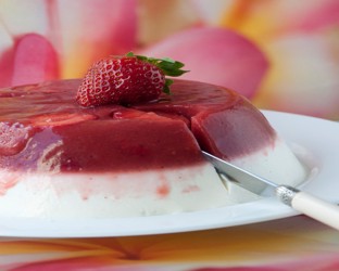 Γλυκό γιαούρτι με ζελέ φράουλας