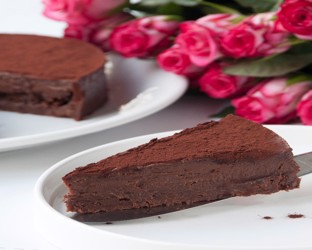 Νηστίσιμη τούρτα με σοκολάτα και ταχίνι