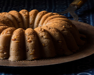 Σιμιγδαλένιος χαλβάς με σιρόπι μελιού