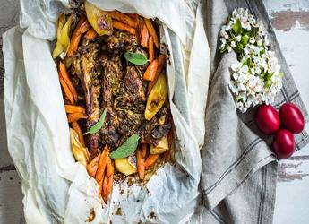 Αρνίσια παϊδάκια με φασκόμηλο και μουστάρδα με μέλι σερβιρισμένα με καρότα και πράσο 		