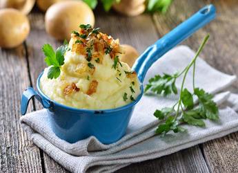 Φρέσκος βουτυράτος πουρές πατάτας με σοταρισμένο κρεμμύδι και μαϊντανο		