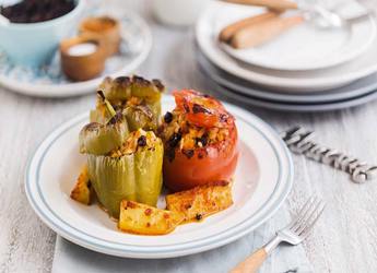 Γεμιστά με ρύζι λαχανικά κουκουνάρι και μαύρη σταφίδα		