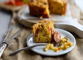 Καλαμποκόψωμο με λουκάνικα και πιπεριές 		