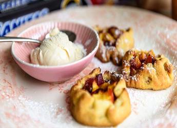 Μικρά ατομικά πιτάκια με ροδάκινο κανέλα και μοσχοκάρυδο		