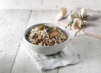 Πιλάφι με καστανό ρύζι μανιτάρια και φρέσκο θυμάρι		