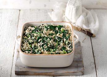 Πιλάφι με καστανό ρύζι σπανάκι μοσχοκάρυδο φρέσκο κρεμμυδάκι και ανθότυρο Κρήτης		