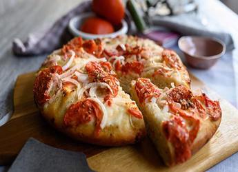 Πίτα με τομάτα και κρεμμύδια		