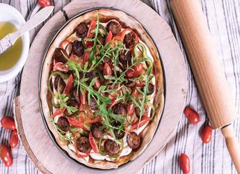 Πίτσα με λουκάνικο φρέσκο τυρί κρέμα τοματίνια ρόκα και πιπεριές		