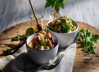 Πράσινη σαλάτα με σολομό και dressing με μέλι και τζίντζερ		