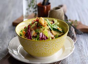 Σαλάτα με μοσχαρίσια γάλακτος και καπνιστό τυρί 		