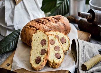 Σπιτικό ψωμί με γραβιέρα γεμιστό με λουκάνικα Τζουμαγιάς		