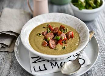 Βελουτέ φακές σερβιρισμένες με λουκάνικο Τζουμαγιάς πράσινη κόκκινη πιπεριά και κολοκυθόσπορο		