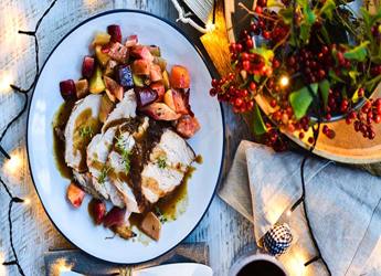 Χοιρινό μπούτι στην γάστρα με κόκκινο κρασί μουστάρδα και μέλι σερβιρισμένο με ρίζες		