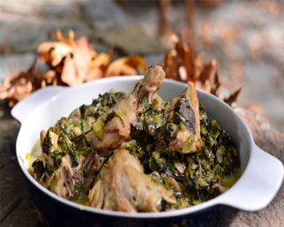 Γρήγορο κοτόπουλο φρικασέ με ρόκα και σπανάκι στην κατσαρόλα		