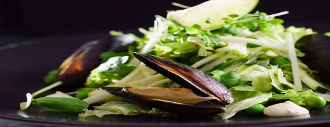 Πράσινη σαλάτα με μύδια και σκορδαλιά