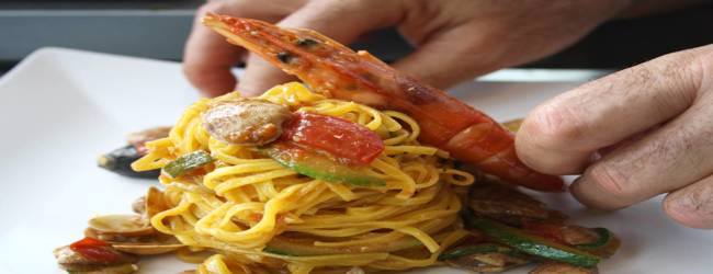 Spaghetti με ραγού γαρίδα και κάρυ