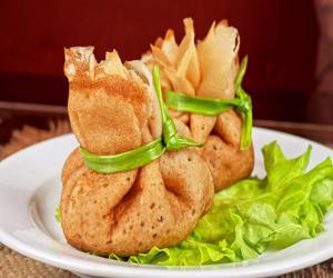 Πουγκιά κρέπας με λουκάνικο
					