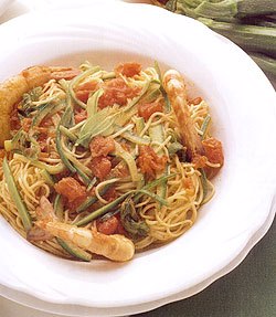 Μακαρόνια με στικς κολοκυθιού γαρίδες και ντομάτα
                  