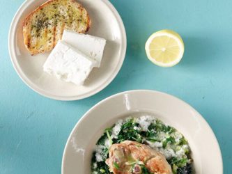 Αρνάκι φρικασέ με κέιλ και καυκαλήθρες