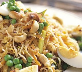 Νουντλς με λαχανικά, αυγό και κάσιους