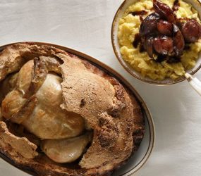 Ζουμερό κοτόπουλο σε κρούστα αλατιού,  με σάλτσα με μελωμένα κρεμμύδια και πετιμέζι