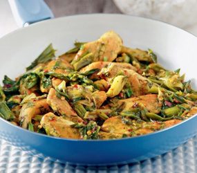 Τηγανιά με κοτόπουλο και φρέσκα κρεμμυδάκια