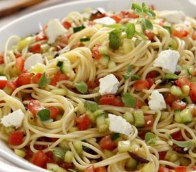 Μακαρονάδα με «χωριάτικη» σάλτσα