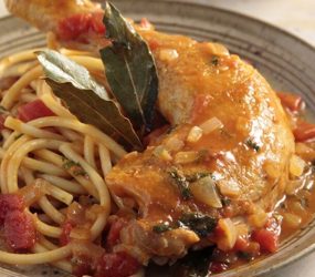 Κοτόπουλο κοκκινιστό με χοντρά μακαρόνια