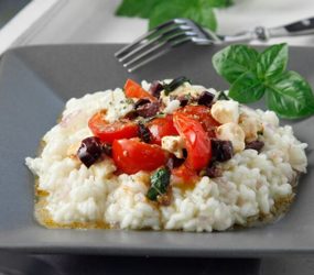 Ελληνικό ριζότο με ντομάτα, ελιές και φέτα