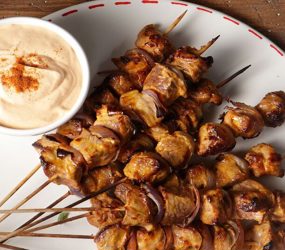 Σουβλάκια χοιρινά µε γιαούρτι και πάπρικα