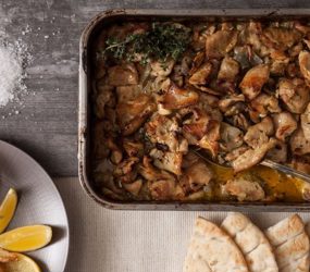 Χοιρινό ψιλοκομμένο στον φούρνο με κρεμμύδια και μουστάρδα