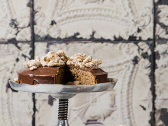 Καρυδόπιτα με γλάσο σοκολάτας-ελαιολάδου και ζαχαρωμένα καρύδια