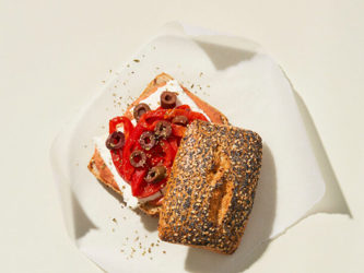 Σάντουιτς με απίθανο μείγμα από πιπεριές Φλωρίνης φέτα και ελιές