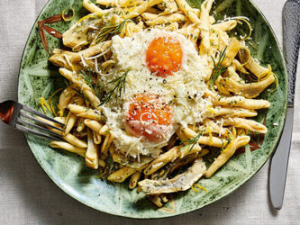 Σιουφιχτά με αγκινάρες και αυγά μάτια σε στάκα