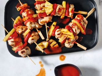 Σουβλάκια κοτόπουλου με γλυκόξινη σάλτσα και ανανά