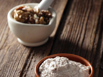 Θρακιώτικη σκορδαλιά με καρύδια